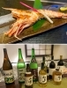 上：当店名物エビ焼き
下：お酒も多数揃えています「鈴舞」