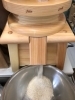 全粒粉を挽いて、香り豊かなパンを焼き上げます！「コッキパンでは小麦を「自家製粉」しています！」