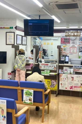 ゆったりとした待合スペースがある調剤薬局「ホッタ晴信堂薬局 立川駅前店」