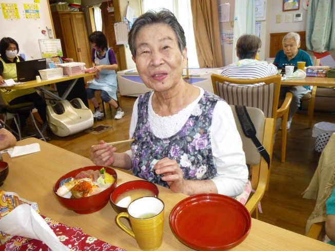 「今日はお寿司を食べて元気もりもり【デイサービス笑がお】」