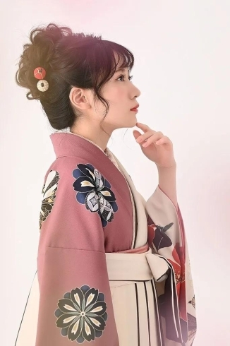 「【袴×ヘアスタイル】袴に合うおすすめヘアスタイル特集💕 ハーフアップからツインテールまで、あなたはどれを選ぶ？😊」