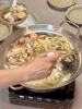あっつあつ「ゲストと囲む今季の鍋じまい　ふたつの味を何杯もおかわりして」