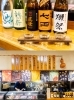 上）日本酒の飲み比べセット
下）カウンター発の手作り料理が自慢「寿賀多」