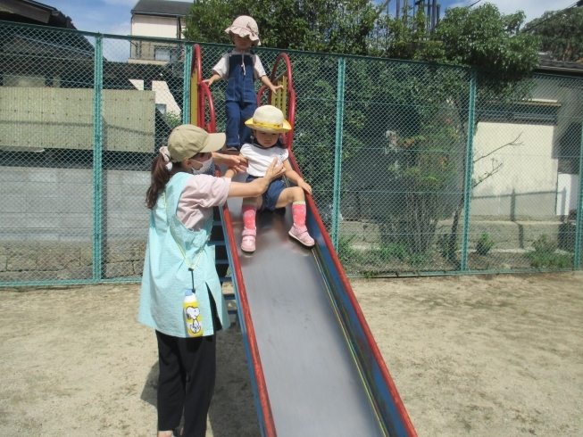 大きなすべり台も、滑れたよ～♡「今日は　にこにこDoようび「お庭で遠足ごっこ」がありました！」