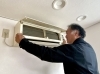 確かな技術で丁寧に取付け作業中。「小柳電機商事 株式会社」