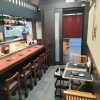 赤と黒を基調にした落ち着きのある雰囲気が自慢の店内「なんか喰ぃ亭」