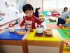 机におままごとセットを広げている男の子