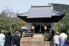 「泉源寺の愛宕神社　一部古い瓦残し屋根瓦ピカピカに」