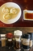【上】肉汁あふれる？　飛び出す？　餃子
【下】味変レンジャー「伊勢宮協食 麺酒場 昊」