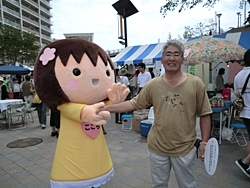 こちらは狭山市社会福祉協議会のマスコットキャラクター「こころちゃん」と笑顔で握手です。