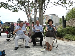 仲川市長も一休み！　「天気で良かった」と狭山産の手打ちそばを美味しそうに召し上がっていました。
