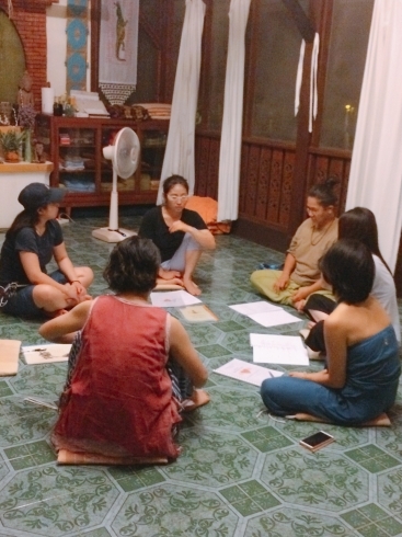 月小屋の原点、タイ研修での座談会「幸せのかたち」