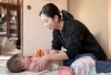 目を見て優しく語りかけながらスキンシップを「華ろん」
