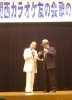 （左）萬屋金太郎（副理事長）「関西カラオケ友の会」