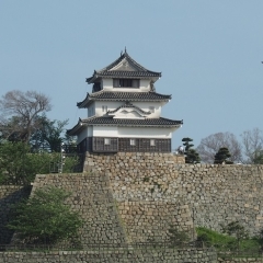 石垣の名城と言われる『丸亀城』は香川県丸亀市にあります。