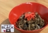 豚以外の丼ものもご賞味あれ！　自信作の『牛ホルモン丼』！！「炒め肉丼 BLACK」
