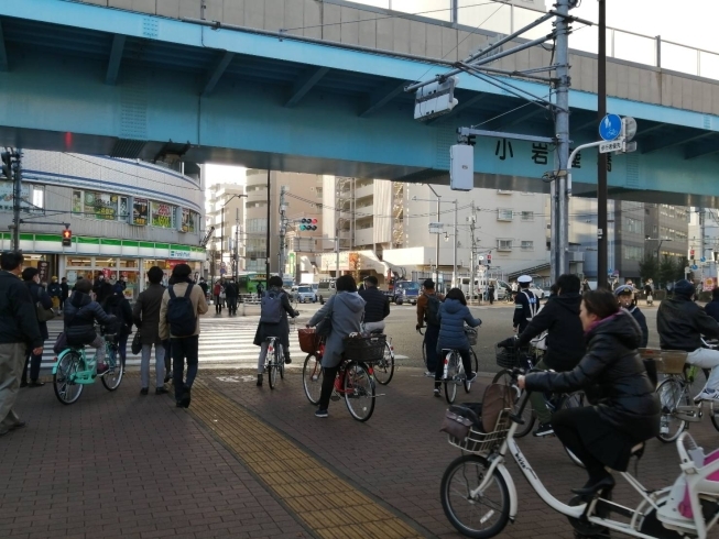 １回の信号待ちでもスゴイ人数に「TOKYO NO1 自転車通行量の葛飾区　【平和橋自動車教習所】」
