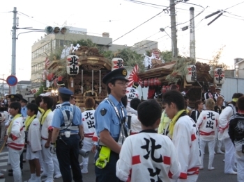 警察もたくさんいます