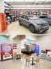 タイヤが店内外にずらり。作業中の待合スペースもございます。「オートバックス とべ店」