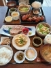お肉ランチと和食御膳（手前）。ランチは不定期に変わります。「和伊's dining kitchen 向日葵」