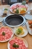 自然光が差し込む店内で、ゆったり焼肉時間。「焼肉三樹Shuhari天山」