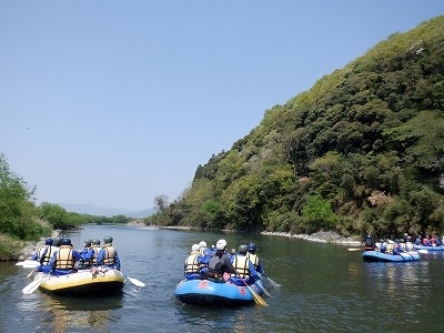 青い空、山の緑、空気がおいしい保津川です。「ラフティング楽しいですよ～」