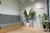 コーポレートカラーを意識したエントランス「まいぷれBASE」