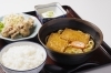 日替わりランチの一例。うどん、ご飯、唐揚げ、小鉢付き「職人の宿 あすか食堂」