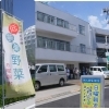 山手線の踏切近く。朝市の看板が目印です！「駒込野菜市場」