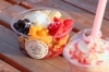 スムージーやアサイーボウルをテーブル席で「K-FARM Cafe」
