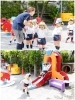 保育者は一緒に遊びながら、子どもたちの様子を観察しています「葛飾若草幼稚園」