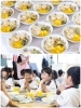 自慢の自園調理給食。園内でパンを焼く日もあります！「葛飾若草幼稚園」