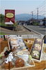 上：茶色い看板が目印
下：贈り物に大変好評です！「フランス菓子 オ・シャンティ」