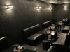 黒を基調とした、落ち着いた店内です。「Lounge ATLAS」