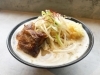 『玖二郎』はソーキと野菜をドーンと乗せたガッツリ系ラーメン「神戸ソーキラーメン 玖-kyuh-」