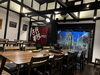 A部屋　高い天井と木の温もりの部屋と大型スクリーン「コミカルカフェ」