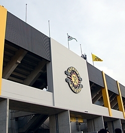 Jリーグのチャンピオンフラッグが中央でたなびくスタジアム。
