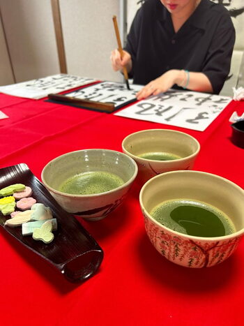 レッスンの合間には、師範が点てたお抹茶と干菓子で一息♪「文部科学省後援 日本書写技能検定協会 三次教室」