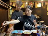 Đội ngũ nhân viên Việt Nam luôn không ngừng học hỏi và phát triển.「Umai Izakaya & Ramen」