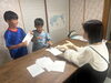 カードゲームで遊びながら笑顔が絶えない子供たち「英会話教室with」