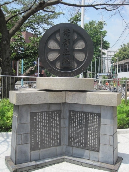 関東で最初（全国では3番目）にできた電気鉄道「大師電氣鐡道」の思いがつまった記念碑です。