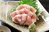 比内地鶏のとりわさ。しっとりとした食感をお楽しみください「比内地鶏炭火焼 ひない」