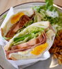 当店人気のBLTサンド　ぎっしり詰まっています！「Hanicam Cafe」