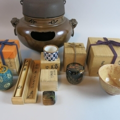 茶道具（茶碗・棗・釜・茶入・水指・棚物）など高価買取致します。