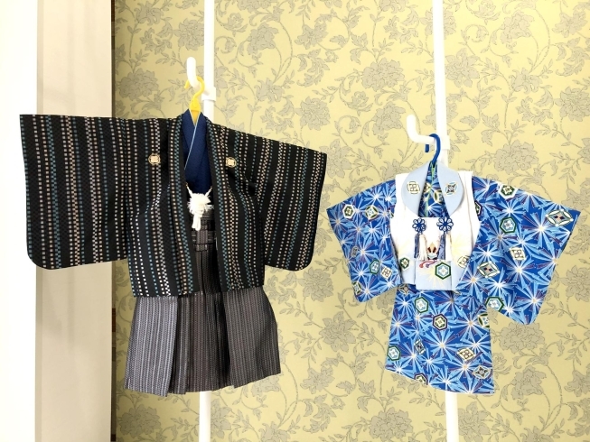 左の黒い羽織袴は満3歳、右の被布は2歳「【七五三衣装】3歳 羽織・袴(男の子)」
