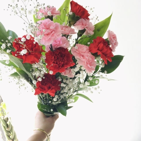 オーソドックスなかすみ草プラスの花束。不動の人気「母の日ご利用ありがとうございました。」