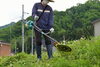 雑草ののびる季節「草刈りというのは意外と重労働です。雑草ののびる季節は気温も高く日差しの強い屋外で長時間作業しなければいけません。熱中症の危険もあります。」