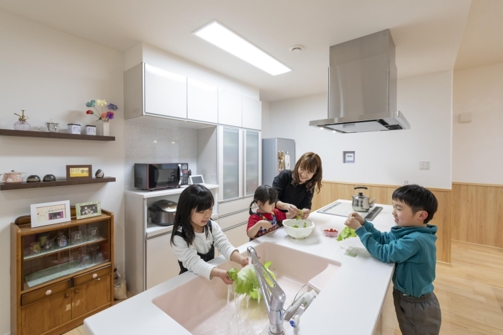 お手伝いを張り切る子供たちも一緒にキッチンに立てる「鹿屋市寿M様邸「耐震と機能性を両立０エネ住宅」」