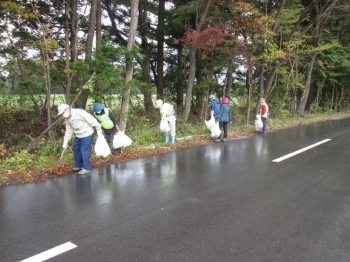 戸田調整池の周辺のゴミ拾いの様子