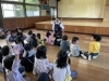 みんなお顔をみて、真剣に聞いていますね「毎週月曜日は全園児で集会をしています♪」